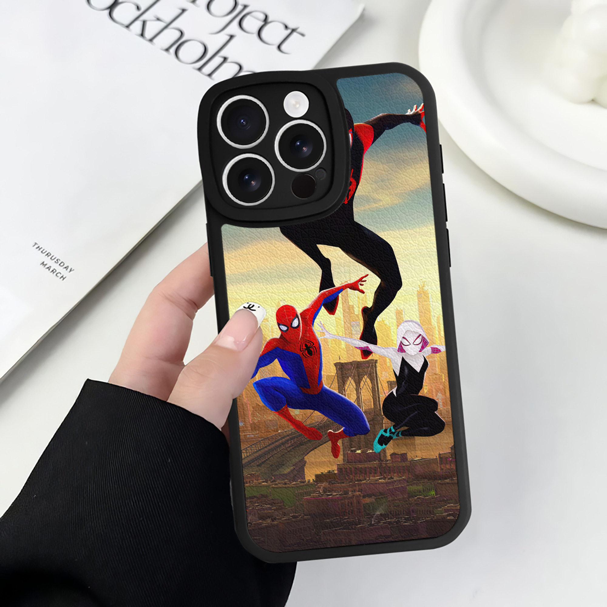 Spider Man スパイダーマン 【iPhone 16シリーズ対応】シリコンスマホケース（レザー調） 材質：シリコン